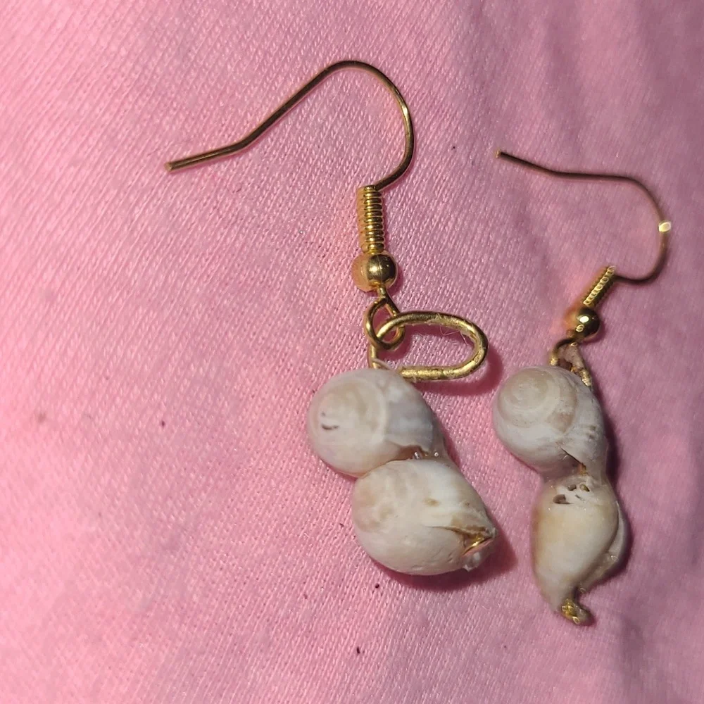 Shell earrings - Picture 3 of 3